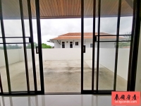 泰国芭堤雅大型现代热带风情泳池别墅，占地900平米